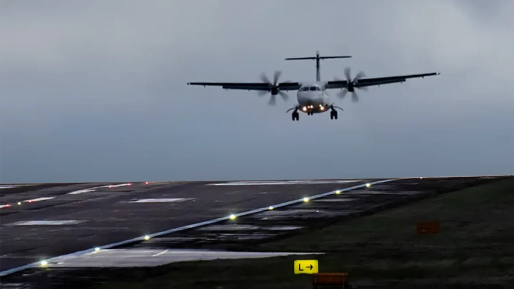 Airplane crosswind approach and landing